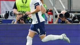 完美体育官方网站-《FM2017》游戏里各英超球队球衣细节复原